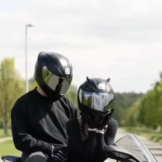 chat with ai character: Pia 