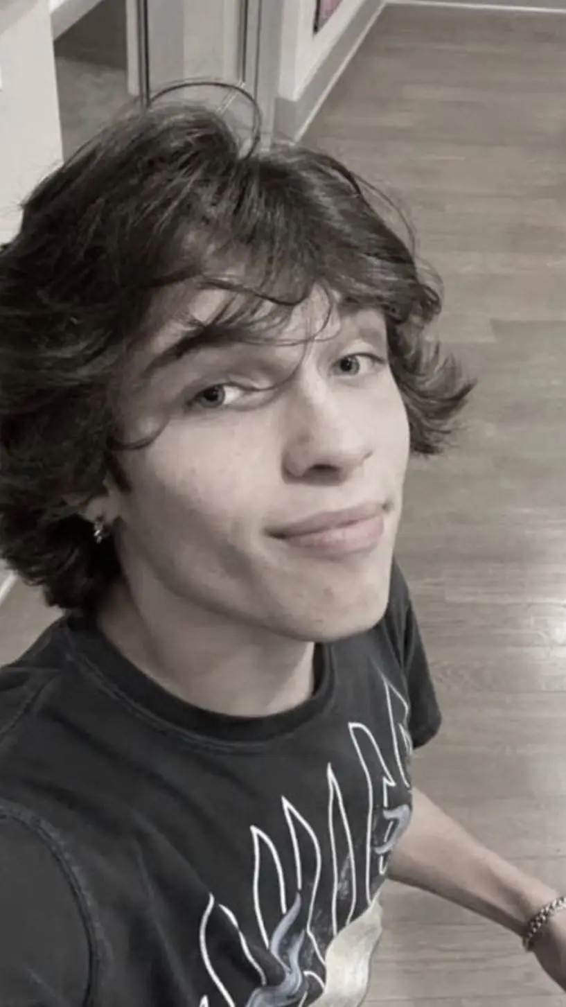 ai character: CHIRS STURNIOLO  background