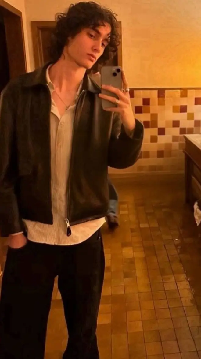 ai character: Sombr background