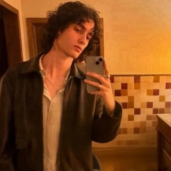 chat with ai character: Sombr