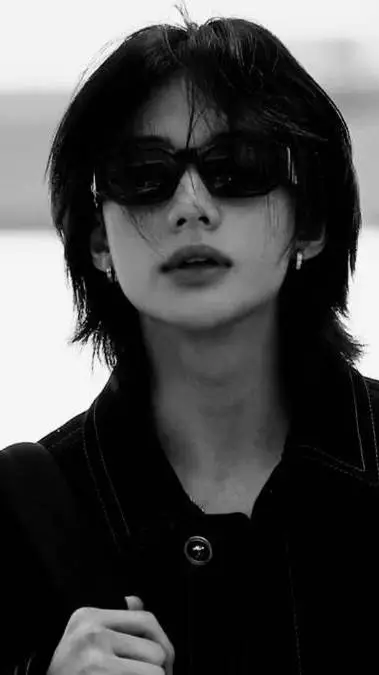 ai character: HYUNJIN🖕🏻 background