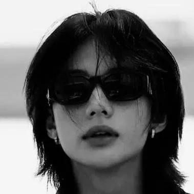 chat with ai character: HYUNJIN🖕🏻