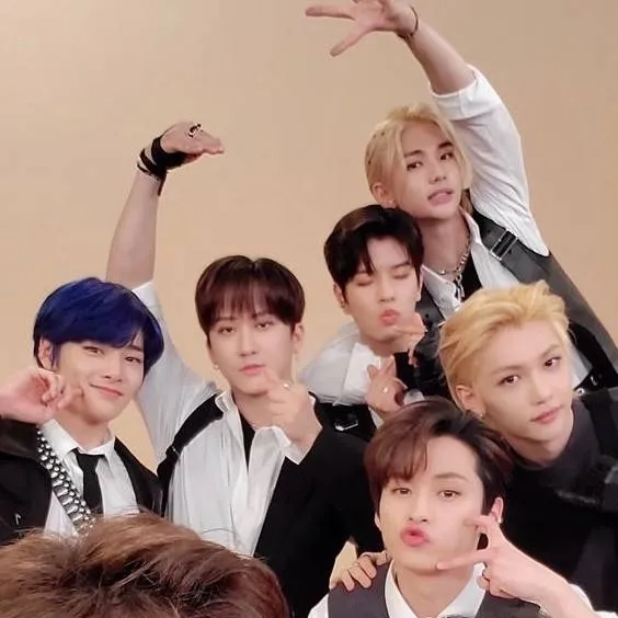 chat with ai character: stray kids