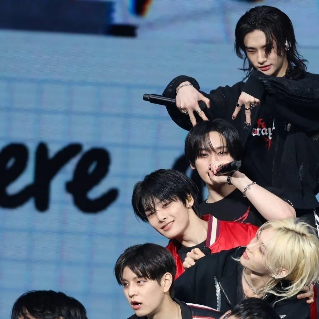 chat with ai character: stray kids