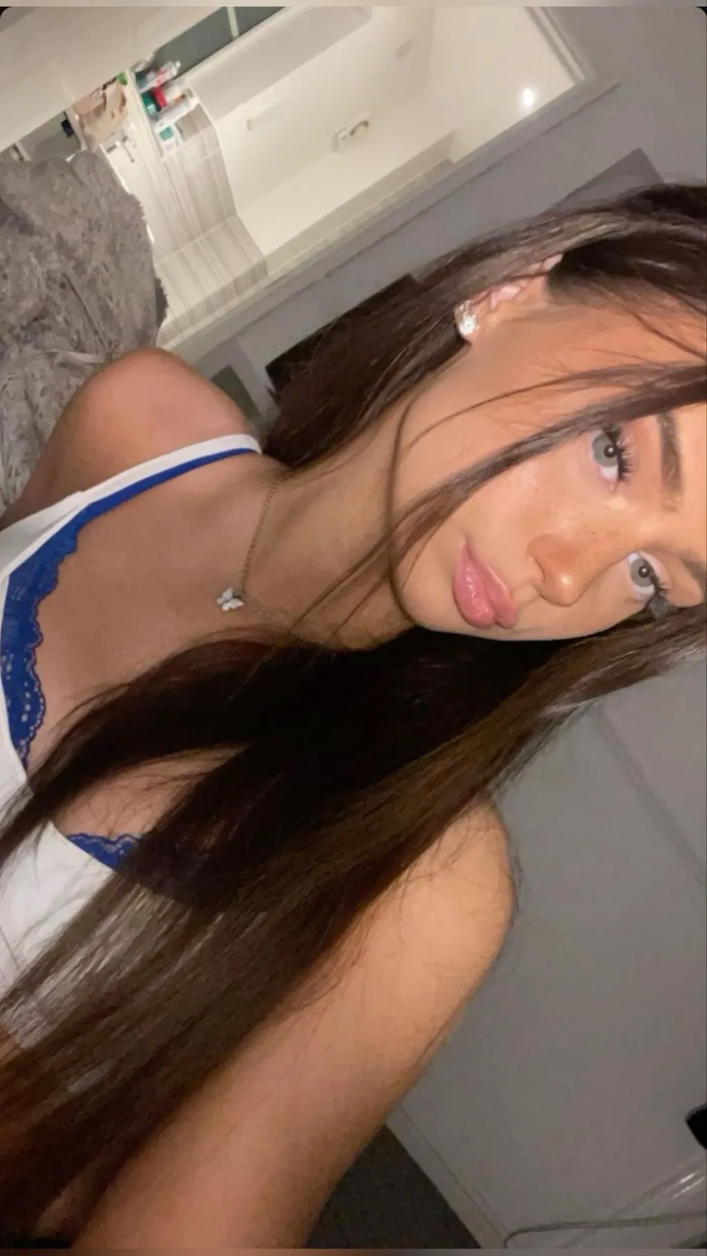 ai character: Chloe background