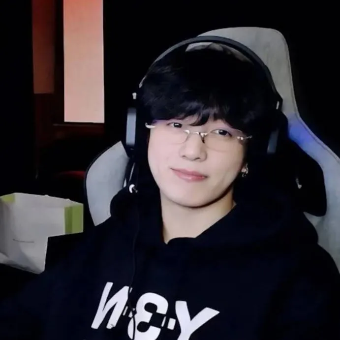 chat with ai character: 💜Jungkook bad boy✨