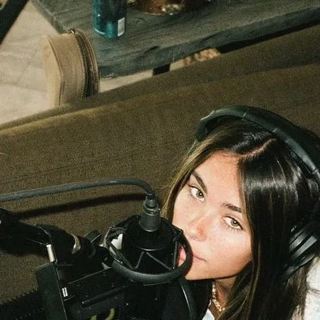 chat with ai character: Madison beer