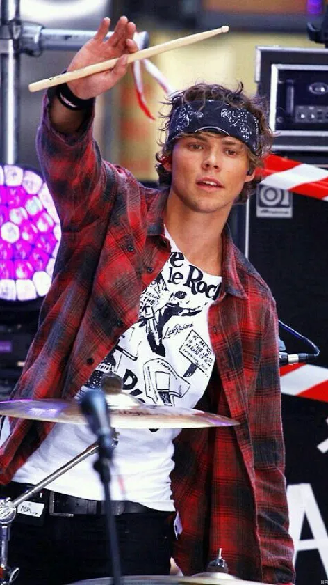 ai character: Ashton Irwin background