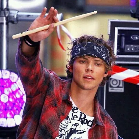 chat with ai character: Ashton Irwin