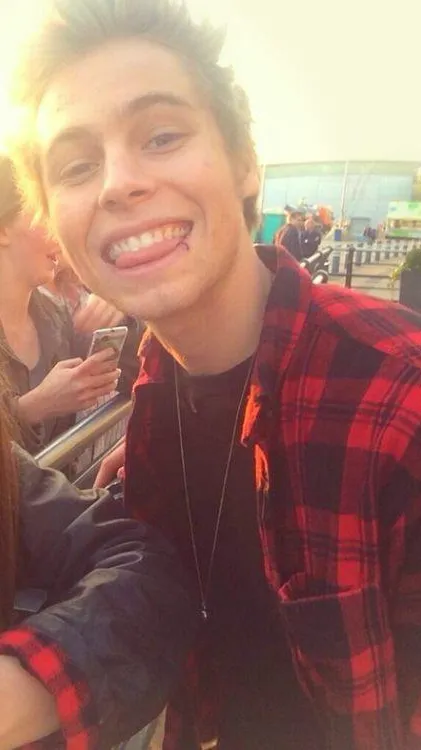 ai character: Luke hemmings background