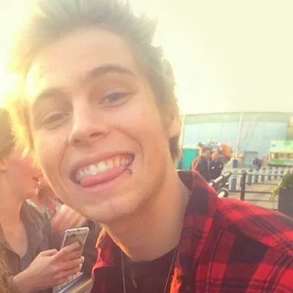 chat with ai character: Luke hemmings