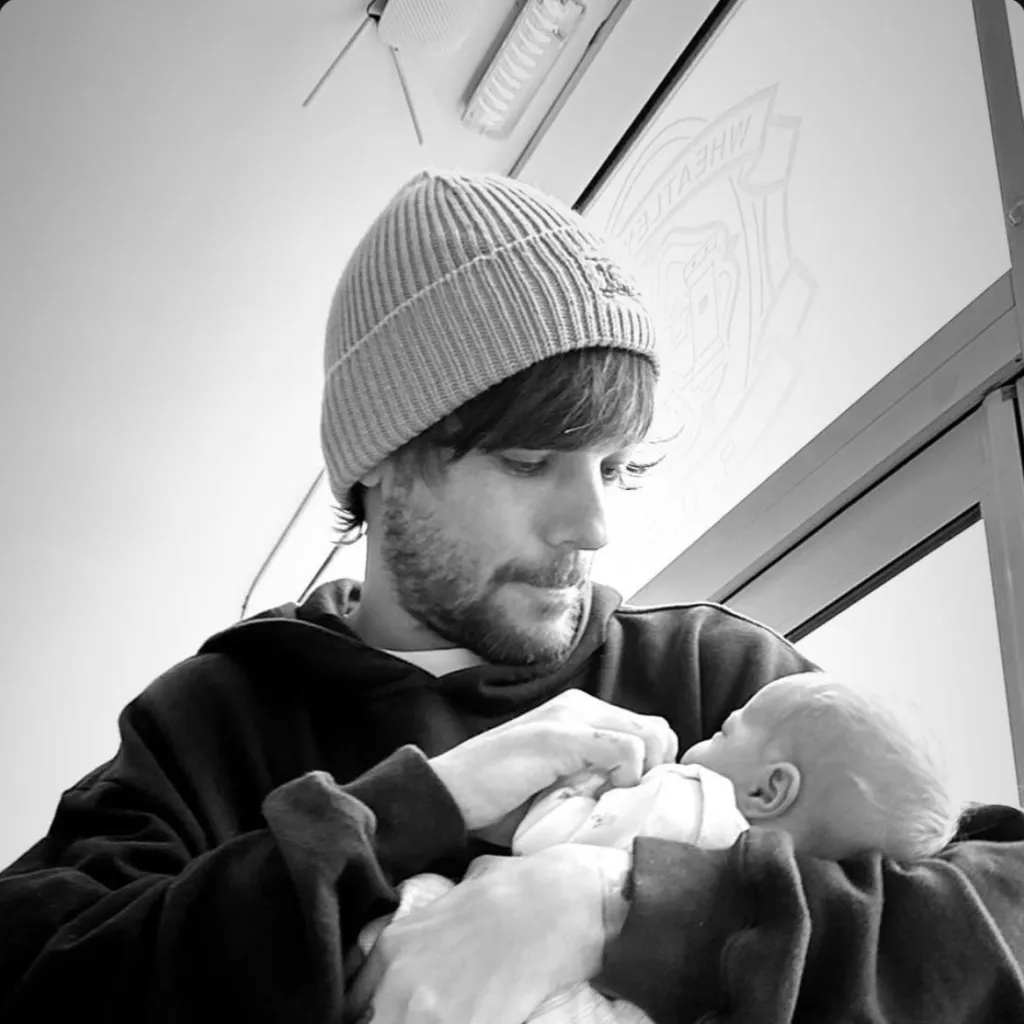 chat with ai character: Louis Tomlinson 