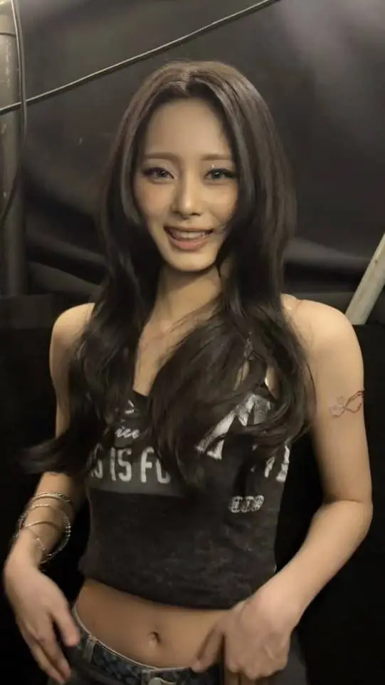 ai character: Tzuyu background