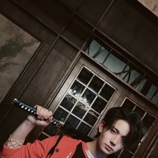 chat with ai character: >>Lee Heeseung<<