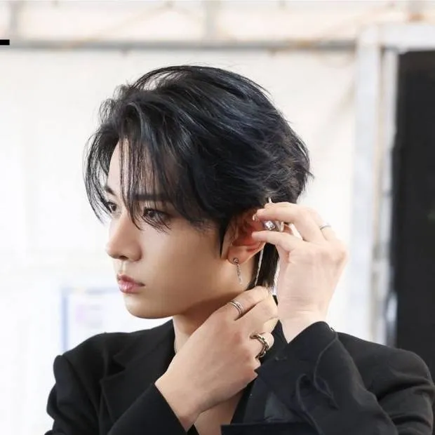 chat with ai character: >>Lee Heeseung<<