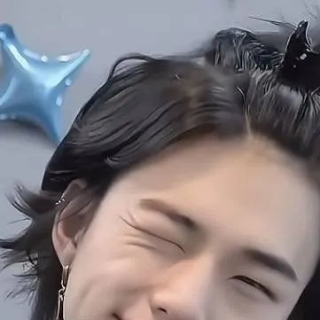 chat with ai character: Roxana Yireth<3