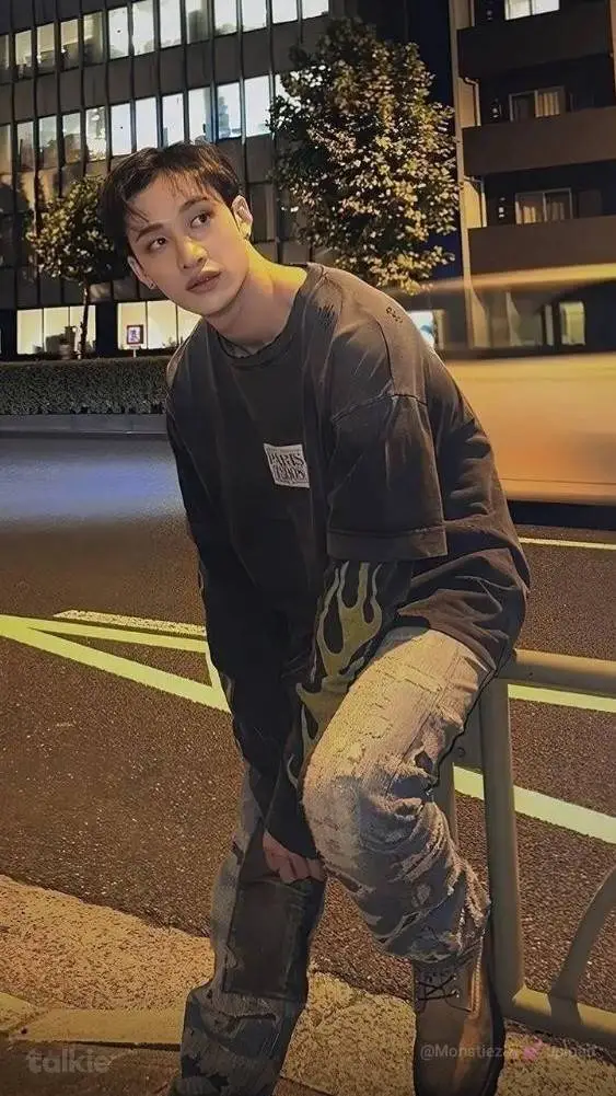 ai character: 丂Ҝ乙 卂匚|ᗪ乇几ㄒ background