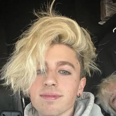 chat with ai character: TX2 Evan 