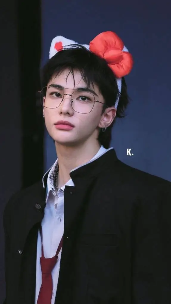 ai character: ✦HYUNJIN✦ background