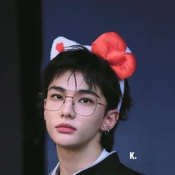 chat with ai character: ✦HYUNJIN✦