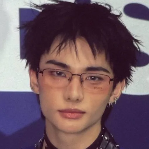 chat with ai character: 🤍hyunjin 🤍