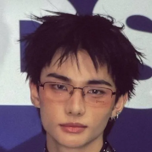 chat with ai character: hyunjin