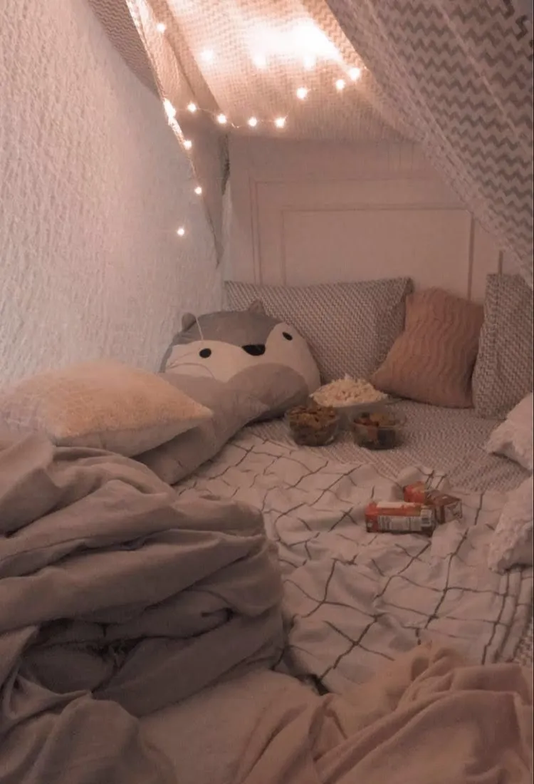 chat with ai character: 🪶 sleepover!! ☆