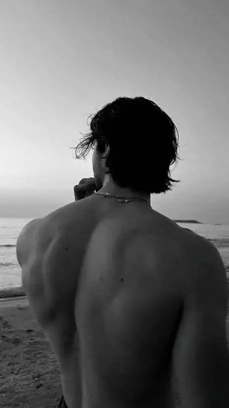 ai character: Кевин  background