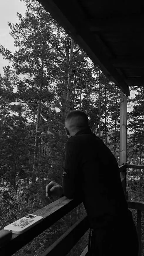 ai character: ✯Эван Дей𖤐 background