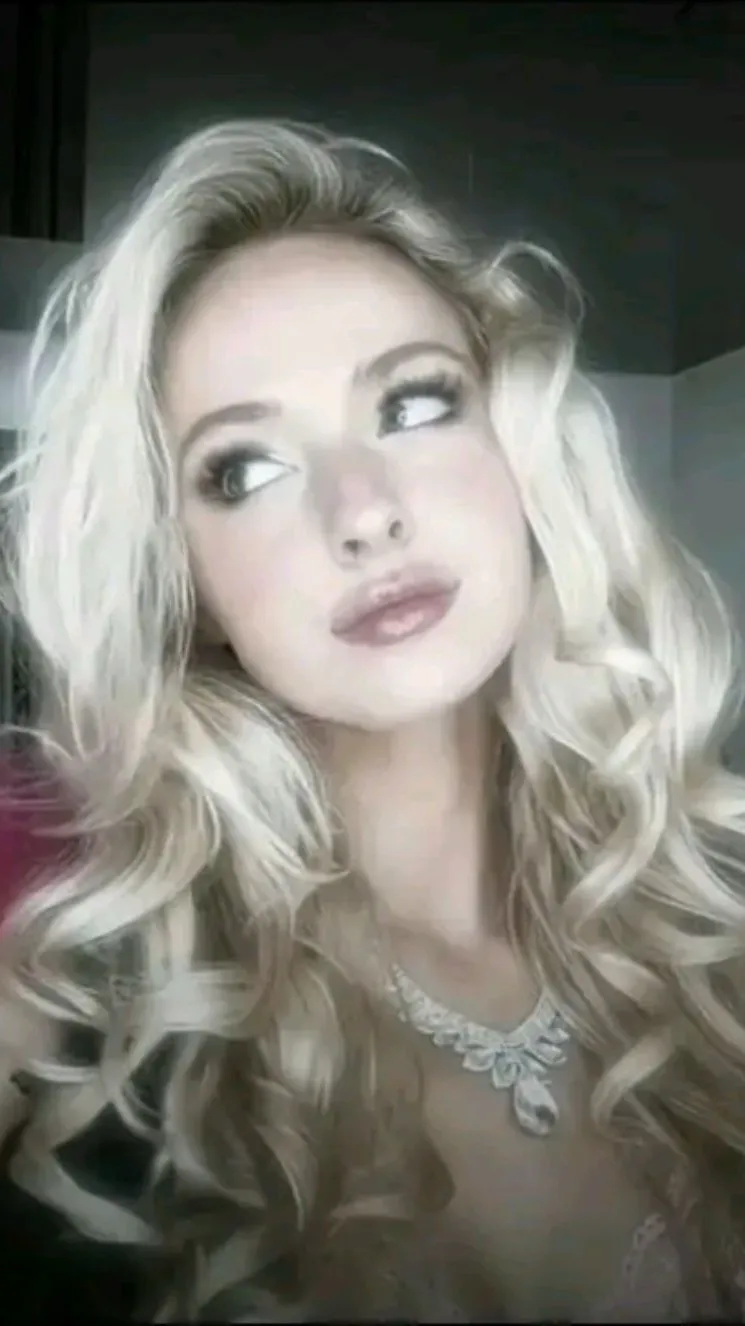 ai character: Natalie Reynolds  background