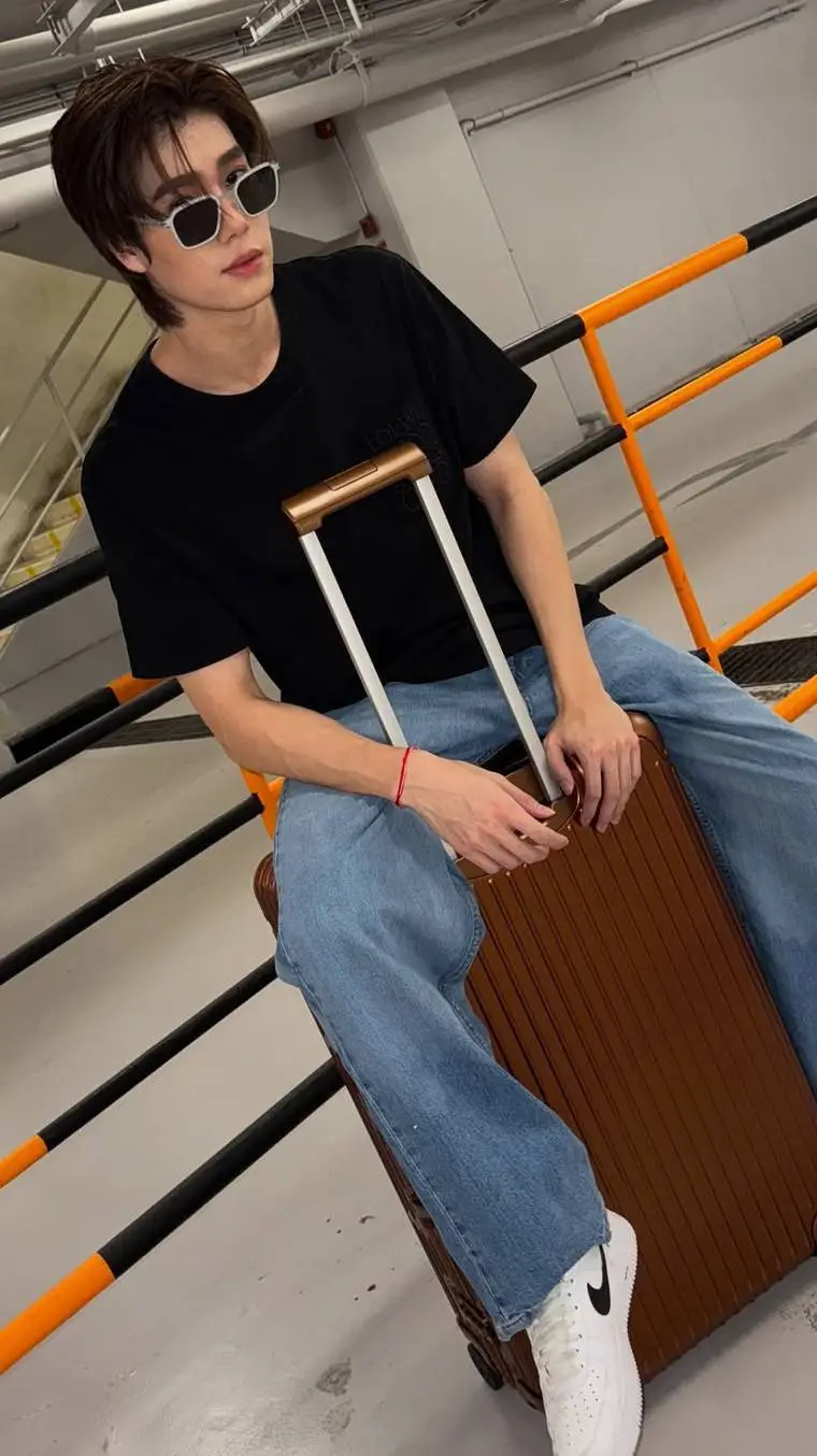 ai character: Phuwin 🫦 background