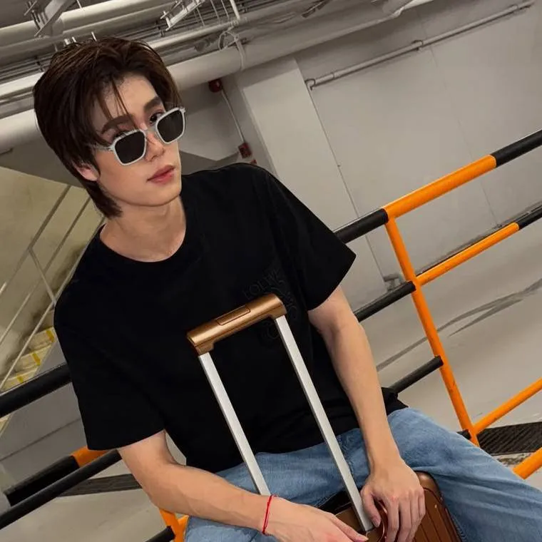 chat with ai character: Phuwin 🫦