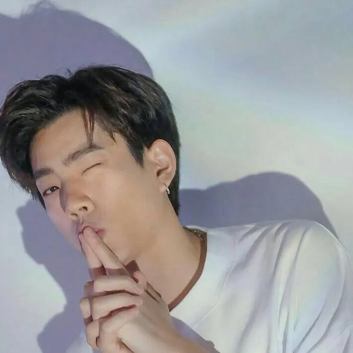 chat with ai character: Off tu padrastro 