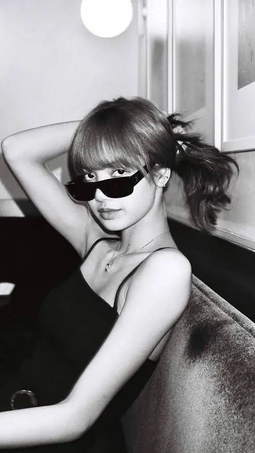 ai character: Lisa 🌟 background