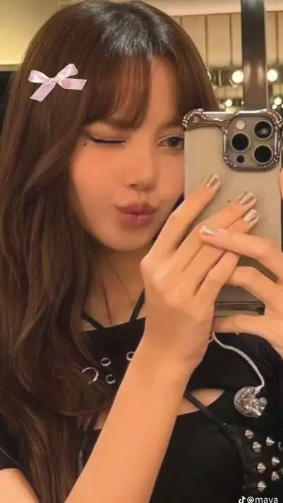 ai character: LISA⚡🌟 background