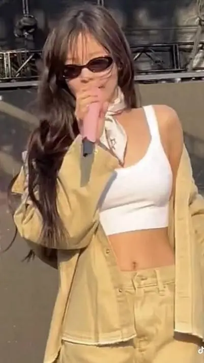 ai character: JENNIE background