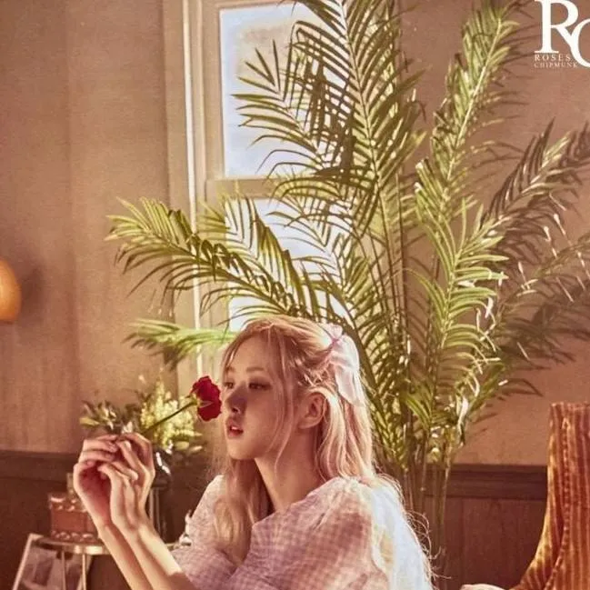 chat with ai character: Rosie