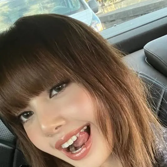 chat with ai character: LISA