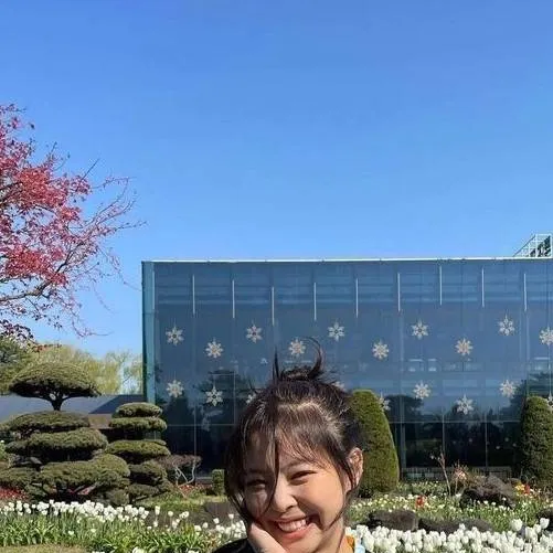 chat with ai character: JENNIE