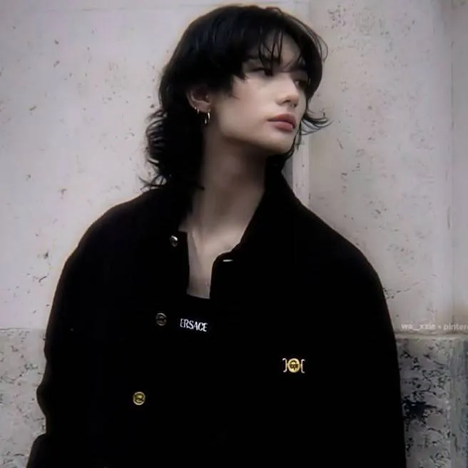 chat with ai character: Hyunjin 