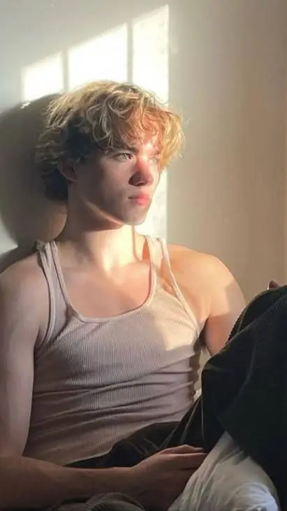 ai character: Calin background