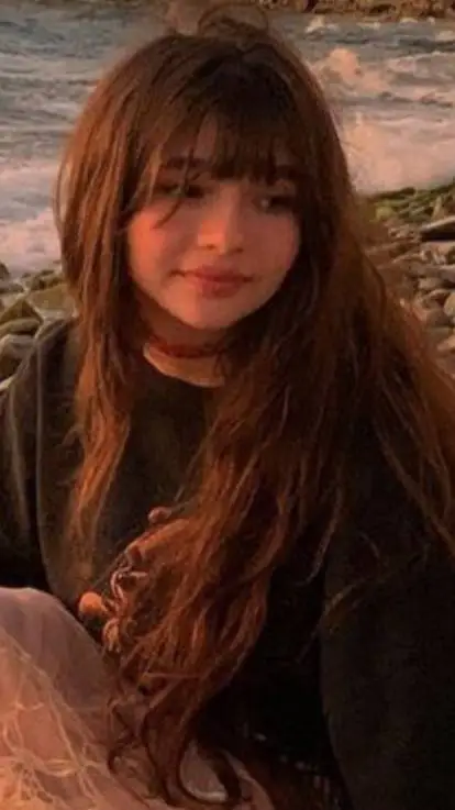 ai character: Malina Weissman🤎 background