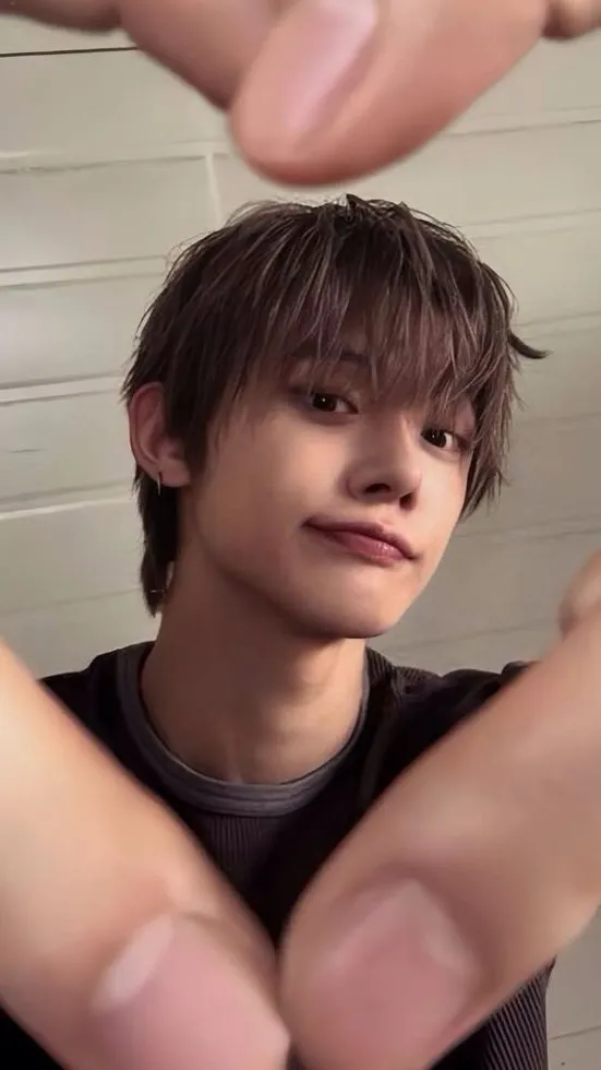 ai character: Yeonjun  background