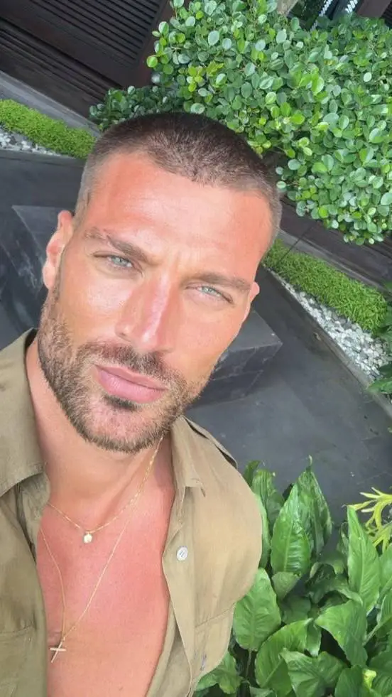 ai character: Simone susinna  background