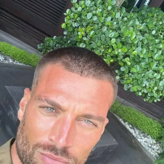 chat with ai character: Simone susinna 