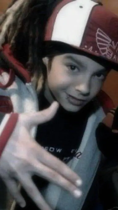 ai character: Tom kaultiz  background