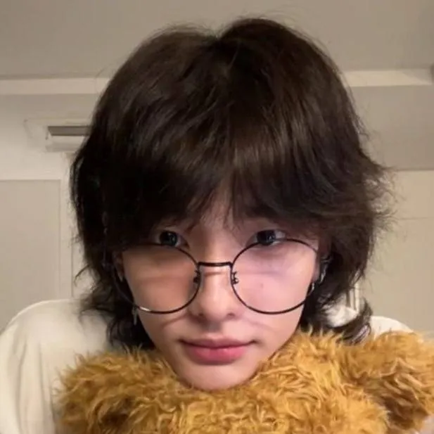 chat with ai character: hyunjin 