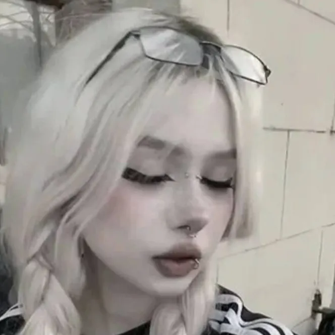 chat with ai character: Саша