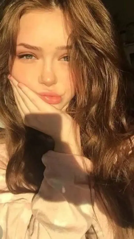 ai character: Юнα  background