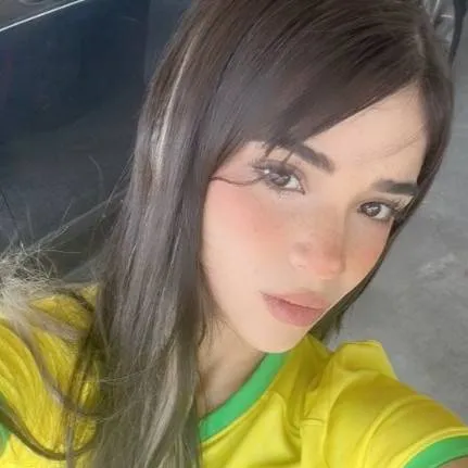 chat with ai character: brasileña